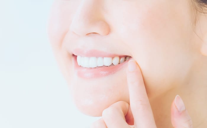 歯を削ることなく、美しく白い歯へ