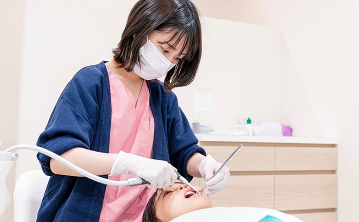 お子様と話をしている写真