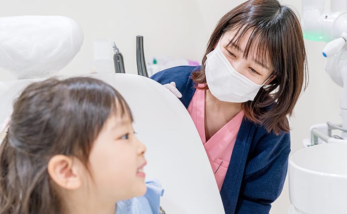 歯科助手とお子様の写真