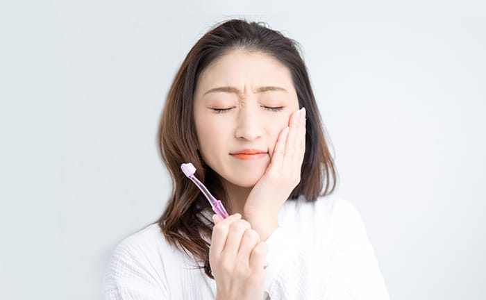 歯周病の痛みのイメージ写真