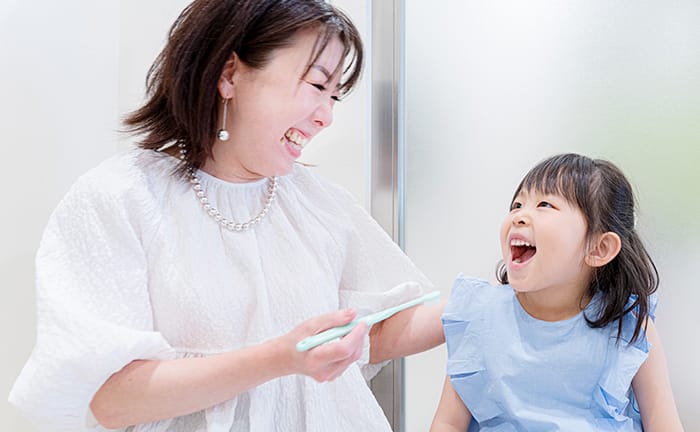 お子様と話をしている写真