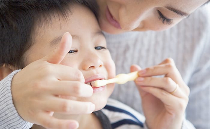 お子様のブラッシングの写真